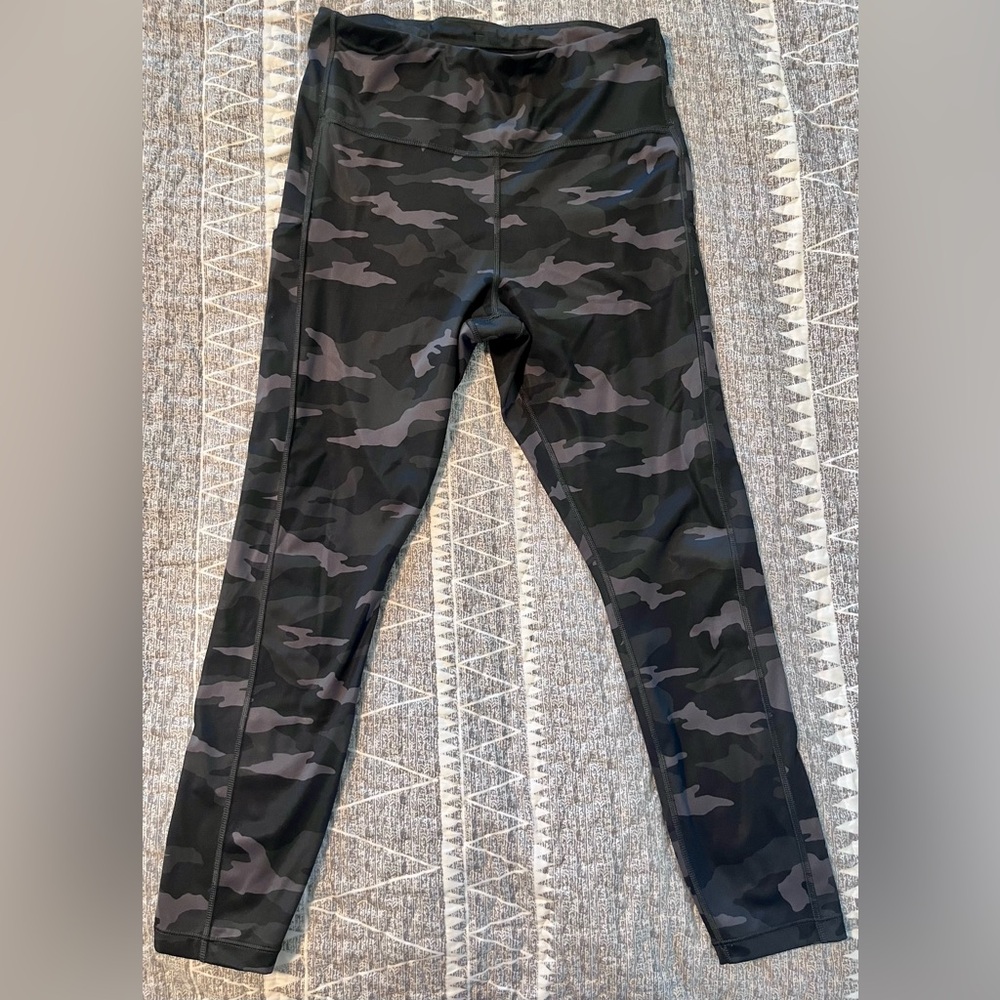 Athleta Ultimate Camo 7/8 Tight Leggings High Rise Compression Yoga Gym Size M